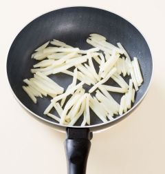 3. 팬을 달구어 식용유를 두르고 감자를 넣어 아삭아삭하게 3~4분 정도 볶다가 소금으로 간을 한다.