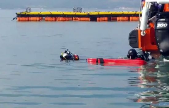 13일 전남 완도군 고금면 가두리양식장 인근 해상에서 해양경찰이 의심 물체가 담긴 비닐봉지를 찾고 있다. 해경은 부패한 물체가 담긴 검은색 비닐봉지가 있었다는 어민의 신고를 전날 접수하고 '고유정 사건'과 관련성을 확인하고자 수색에 나섰다. [이미지출처=연합뉴스]