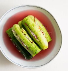 6. 분량의 국물 재료를 섞어서 오이소박이에 붓는다.
(물 4컵, 소금 2~3, 설탕 1, 밀가루풀 2)
(Tip 하루 정도 실온에 두었다가 냉장고로 옮긴다. 담가서 2~3일 정도 지나면 먹을 수 있다.)