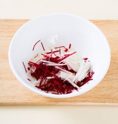 3. 무와 비트는 곱게 채 썰어 소금 1에 10분 정도 절인다. 풋고추, 홍고추, 실파는 채 썬다.