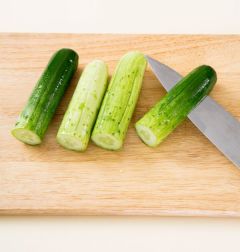 1. 오이는 3등분하여 양 끝을 1cm 정도씩 남기고 열십자로 칼집을 넣는다.