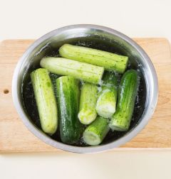 2. 오이 절임물 재료인 물 3컵에 굵은소금 1/3컵을 섞어 오이를 담가 1시간 정도 절인다. 
(Tip 오이가 골고루 절여지도록 중간에 위치를 바꿔준다.)