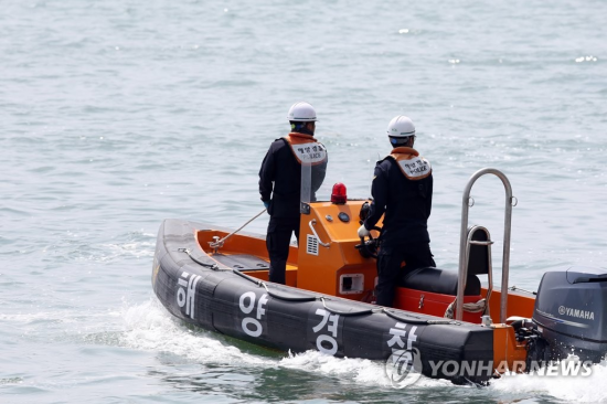 전 남편을 살해하고 시신을 훼손·유기한 혐의로 구속된 고유정(36)이 유기한 것으로 추정되는 물체를 발견했다는 신고가 접수된 가운데 13일 오후 전남 완도군 고금면 한 선착장 앞바다에서 완도해경이 의심 물체를 수색하고 있다. [이미지출처=연합뉴스]