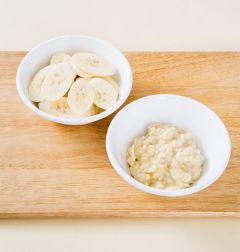 1. 바나나 1개는 어슷하게 썰고 나머지 1개는 포크로 으깬다.