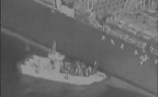 미군이 일본 국적 유조선 피격의 이란 소행임을 주장하며 증거로 제시한 동영상 속 이란 혁명수비대의 모습. 소형 선박으로 유조선 선체에 접근해 자기흡착기뢰인 림펫 마인을 부착하는 모습 등이 담겼다.(사진=미 해군 홈페이지/www.navy.mil/)