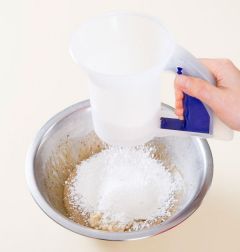 3. 으깬 바나나와 럼을 넣어 섞고 박력분과 베이킹파우더를 체에 쳐 넣어 가볍게 섞는다.