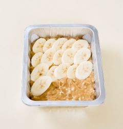 4. 오븐용기에 기름을 칠하거나 유산지를 깔고 반죽을 넣어 어슷하게 썬 바나나를 골고루 얹는다. 180℃로 예열한 오븐에 25~30분 정도 굽는다.