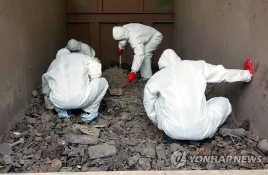 지난 15일 경기도 김포의 한 쓰레기 소각장에서 경찰이 고유정 사건 피해자의 유해를 찾고 있다.

제주동부경찰서는 이 소각장에서 뼈 추정 물체 40여점을 수습, 국립과학수사연구원에 감정을 의뢰했다고 밝혔다. [이미지출처=연합뉴스]