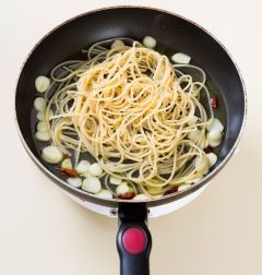 4. 소스가 끓으면 소금과 후춧가루로 간을 하고 스파게티를 넣어 버무린 다음 파르메산 치즈가루와 다진 파슬리를 뿌린다.