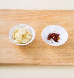 2. 마늘은 편으로 썰고 마른 고추는 굵게 다진다.