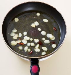 3. 팬에 올리브오일을 두르고 마늘과 마른 고추를 넣어 타지 않게 볶다가 파스타 삶은 물을 넣어 끓인다.