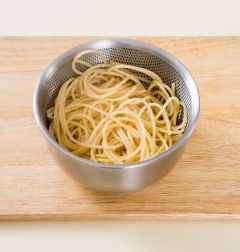 1. 냄비에 물을 넉넉히 넣고 끓여 소금을 넉넉히 넣고 스파게티를 넣어 8분 정도 삶아 건진다. 
(Tip 소금물은 간을 보았을 때 찌개 정도로 짭짤하게 넣으세요. 이 레시피 분량이라면 물 7~8컵에 소금 3~4 숟가락이 적당해요.)