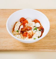 3. 크림치즈에 스트링 치즈와 고다치즈를 약간 남기고 섞어 구운 토마토, 다진 마늘, 다진 바질, 오레가노를 넣어 섞는다.