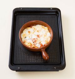 5. 치즈 딥이 뜨거울 때 크래커와 빵을 곁들여 낸다.