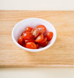 1. 방울토마토는 물에 씻어 반으로 잘라 올리브오일, 소금, 후춧가루를 뿌려서 200℃의 오븐에 20분 정도 굽는다.
(Tip 오븐이 없다면 팬에 앞뒤로 노릇노릇하게 구우세요.)