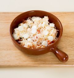 4. 오븐용기에 ③을 담고 나머지 스트링 치즈와 고다치즈를 골고루 뿌린다. 200℃의 오븐에 10~15분 정도 노릇노릇하게 굽는다.