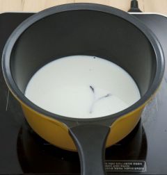 1. 바닐라 빈은 세로로 반 갈라 칼로 속을 끓어 낸 다음 바닐라 빈 껍질, 우유 1컵, 생크림과 함께 냄비에 넣는다.