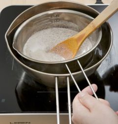 5. ④를 나무주걱으로 떠서 손가락으로 긁었을 때 나무주걱에 자국이 남을 정도의 농도가 되면 불을 끄고 식혀서 용기에 넣어 냉동실에 얼린다.