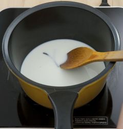 2. 냄비 바닥에 눌어붙지 않도록 저으면서 우유와 생크림이 뜨거워지면 불을 끄고 10분 정도 지나면 바닐라 빈 껍질은 꺼낸다.
