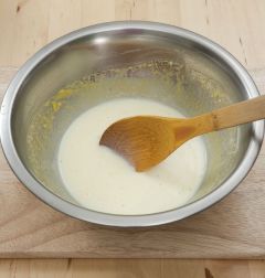 3. 볼에 달걀노른자와 설탕을 넣어 거품기로 옅은 노란색이 나도록 잘 저은 후 ②를 조금씩 부어 골고루 섞는다.