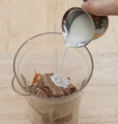 6. ⑤가 완전히 얼면 용기에서 꺼내어 적당한 크기로 잘라서 푸드 프로세서에 넣고 우유를 약간 넣어 부드럽게 간다.