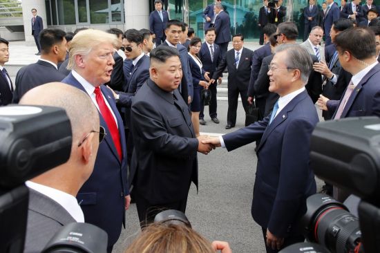 문재인 대통령이 30일 오후 판문점 남측 자유의 집 앞에서 도널드 트럼프 미국 대통령과 회담하기 위해 넘어온 북한 김정은 국무위원장과 악수하고 있다. (사진=연합뉴스)