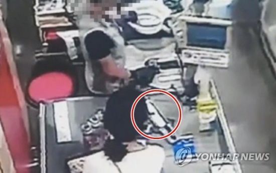 전 남편을 살해하고 시신을 훼손·유기한 혐의로 구속된 고유정씨가 범행 사흘 전인 지난달 22일 오후 11시께 제주시내 한 마트에서 흉기와 청소용품을 사고 있다. [이미지출처=연합뉴스]