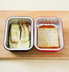 3. 오븐 용기에 토마토 소스, 어묵, 주키니 호박, 가지순으로 얹은 다음 모차렐라 치즈를 골고루 뿌린다.