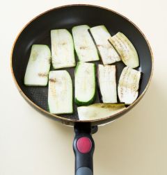 2. 팬을 달구어 올리브오일을 살짝 두르고 주키니 호박과 가지를 넣는다. 소금과 후춧가루를 뿌려 센불에 앞뒤로 노릇노릇하게 굽는다.