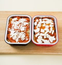 4. 200℃의 오븐에서 7~8분 정도 구워 파르메산 치즈가루와 파슬리가루를 뿌린다.