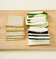 1. 주키니 호박과 가지는 도톰하게 슬라이스한다. 사각 어묵은 반으로 자른다.