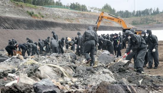 28일 오후 제주동부경찰이 제주시 구좌읍 동복리 제주환경자원순환센터에서 '전 남편 살해 사건' 피의자 고유정이 범행 후 지난달 27일 범행 장소 인근 클린하우스에 버린 종량제봉투 내용물을 찾기 위해 수색을 하고 있다. [이미지출처=연합뉴스]