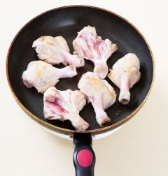 4. 팬에 식용유를 두르고 달구어 닭 다리를 넣고 앞뒤로 노릇노릇하게 3~4분 정도 굽는다. 이어서 마른 고추를 넣는다.