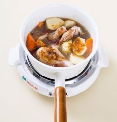 6. 국물이 끓기 시작하면 중간 불로 줄이고 양념장을 반만 넣어 10분 정도 끓인다.