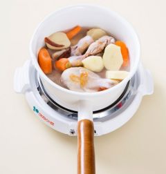 5.냄비에 지진 닭 다리, 마른 고추, 감자, 당근을 넣고 물 3컵을 넣어 센 불로 끓인다.