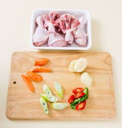 2. 감자와 당근은 1cm 두께로 도톰하고 납작하게 썬다. 풋고추, 홍고추, 대파는 어슷하게 썬다.