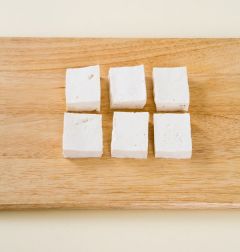 1. 두부는 1cm 두께로 도톰하게 썰어 소금을 약간 뿌려 5분 정도 둔다.