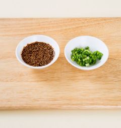 3. 분량의 양념장 재료를 모두 섞는다. 실파는 송송 썬다.