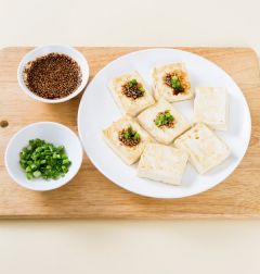 4. 두부에 양념장을 끼얹고 실파를 듬뿍 뿌린다.