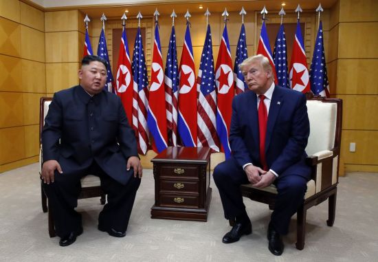 도널드 트럼프 미국 대통령과 북한 김정은 국무위원장이 지난달 30일 오후 판문점 자유의 집에서 만나고 있다. (사진=연합뉴스)
