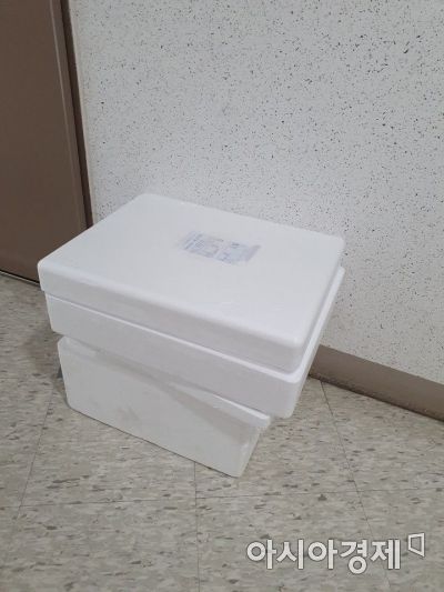 배달음식으로 인한 스티로폼 쓰레기가 문 앞에 쌓여있다.