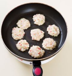 3. 팬을 달구어 식용유를 두르고 반죽을 한 숟가락씩 떠 넣어 노릇노릇하게 지진다.