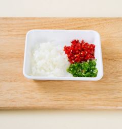 1. 양파, 풋고추, 홍고추는 다진다.