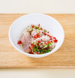 2. 오징어는 껍질을 벗기고 잘게 썰어 볼에 넣고 분량의 밑간 재료를 모두 넣는다. 다진 양파, 풋고추, 홍고추를 넣고 밀가루와 달걀을 넣어 섞는다.(다진 마늘 0.5, 소금?후춧가루 약간씩) 오징어는 살짝 얼렸따가 커터기에 넣어 갈면 쉽게 갈린다.