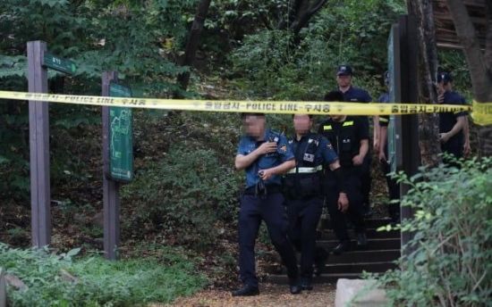 경찰이 17일 오후 정두언 전 새누리당 의원(자유한국당 전신)이 숨진 채 발견된 서울 서대문구 홍은동 한 야산 입구를 통제하고 있다. [이미지출처=연합뉴스]