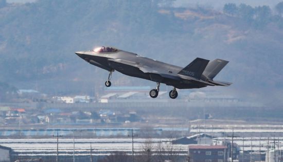 한국의 첫 스텔스 전투기 F-35A가 지난 3월29일 오후 청주 공군기지에 착륙하고 있다. (사진=연합뉴스)