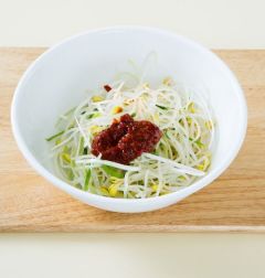 4. 볼에 콩나물과 파채를 넣고 초고추장 양념을 넣어 버무린 다음 깨소금과 참기름을 넣어 가볍게 버무린다.