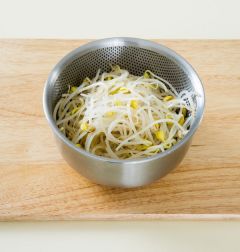 1. 콩나물은 씻어 냄비에 담고 물 1/2컵과 소금을 약간 넣고 뚜껑을 덮어 5분 정도 삶아 차게 식힌다.