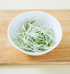 2. 대파는 길게 채 썰어 찬물에 10분 정도 담갔다가 건진다.