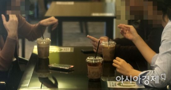 서울의 한 관공서에 입주한 커피숍, 이용자 대다수는 공무원들이지만 매장내 플라스틱컵 등 일회용컵 사용은 여전하다./윤동주 기자 doso7@